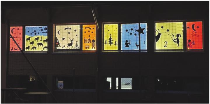 Dieses Fenster wurde von der 2. Klasse gestaltet. Fotos: zVg