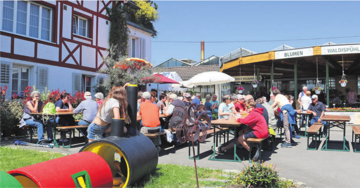 Bei strahlendem Wetter genossen rund 1’000 Besucher die Blumenpracht und die gemütliche Stimmung in der Festwirtschaft. 
Foto: ci