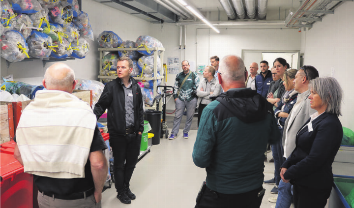 Beim Rundgang durch die unterirdischen Räume wurden spannende Einblicke gegeben. Hier der Recycling-Raum. Fotos: ci