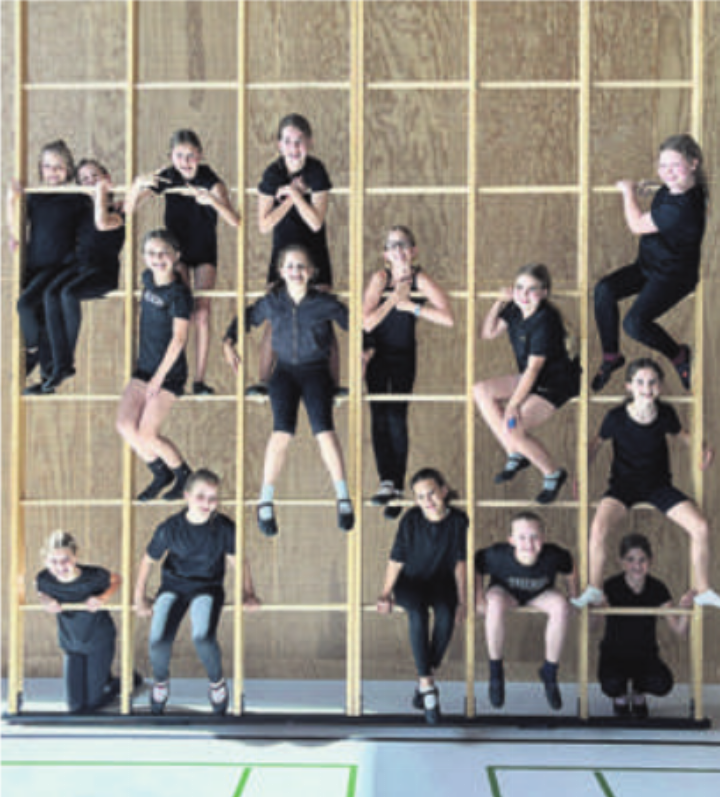 Die Gymnastikgruppe B (links) sowie die Gymnastik Kids und die Gymnastikgruppe A (rechts) feilten am letzten Sonntag an ihren Programmen.  Fotos: zVg