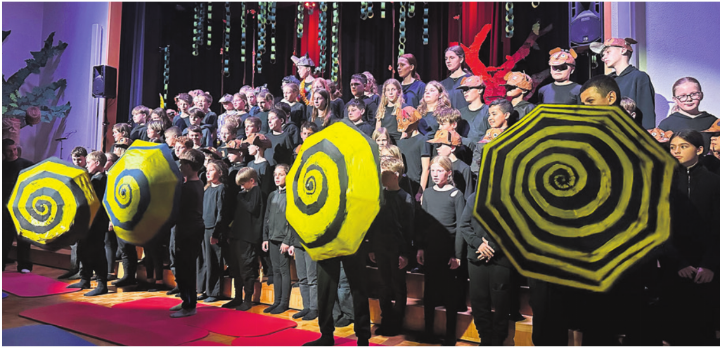 Ein riesiger Chor sang elf Lieder, die zum Musical gehörten. Hier sangen sie über die hypnotisierende Schlange Kaa.