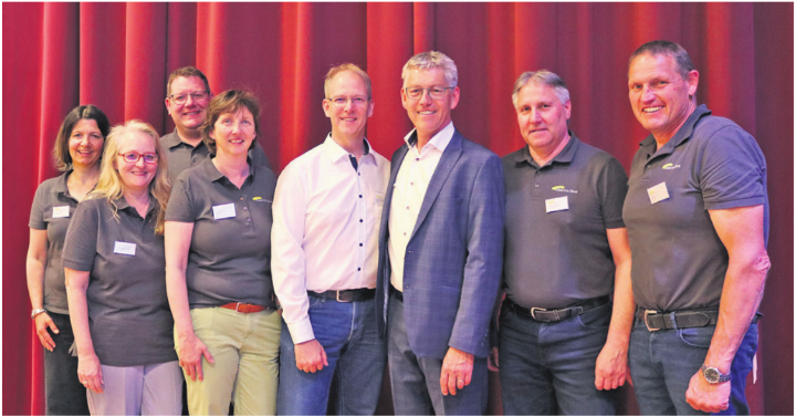 Sie leiten zusammen die Geschicke der Genossenschaft: Natalie Stocker, Ruth Isenschmid, Roland Baur, Gaby Burkard, Roger Widmer, Präsident Albert Amstutz, Thomas Villiger und Konrad Gut. Foto: zVg