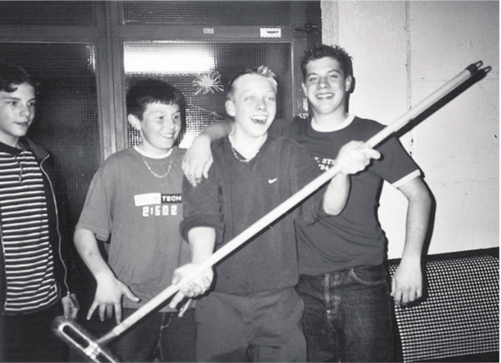 Sie hatten riesig Spass beim Putzen des Jugendtreffs. Foto: Anzeiger Archiv