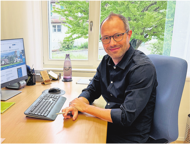 Raphael Köpfli in seinem Büro bei der Gemeindeverwaltung Dietwil.