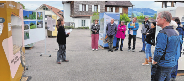 Die mobile Ausstellung auf dem Schulhausplatz in Abtwil informiert in sechs Modulen über die Vielseitigkeit der Natur. Foto: zVg