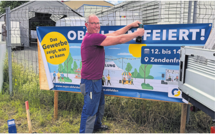 OK-Präsident Jürg Meier stellt in Obfelden die Werbetafeln für die Expo auf. Foto: zVg