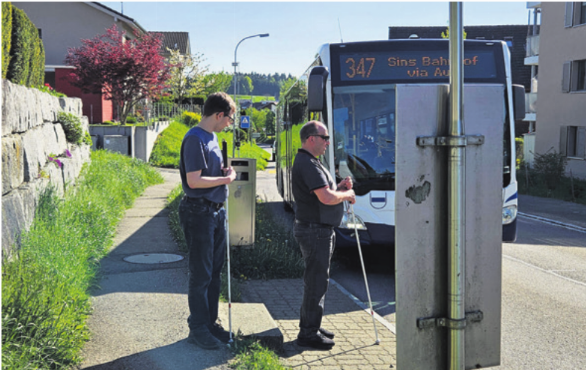 Vater und Sohn gehen mit Sehbehinderung durchs Leben - Das Bild wird blockiert. – Möglicherweise durch einen aktiven Adblocker.