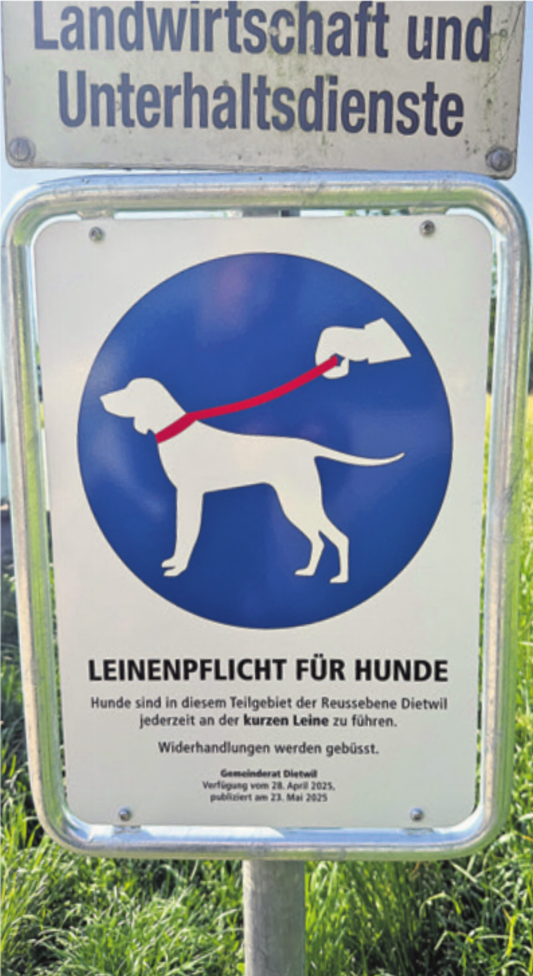 Insgesamt fünf solcher Tafeln stehen entlang der leinenpflichtigen Route.
Foto: rah Insgesamt fünf solcher Tafeln stehen entlang der leinenpflichtigen Route.
Foto: rah