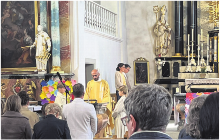 Pfarrer Bartek Migacz würdigt die Heilige Maria Bernarda. Foto: zVg