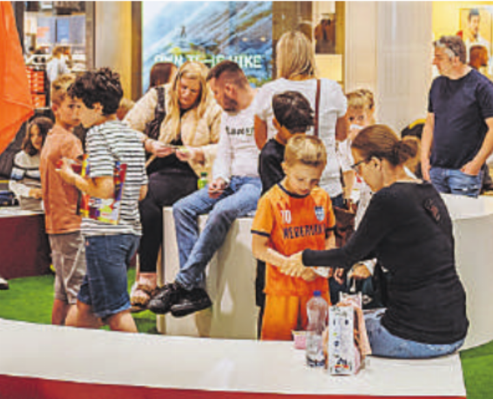 Panini-Tauschzeiten im Emmen Center sind am Mittwoch, 14 bis 16 Uhr und Samstag, 10 bis 15 Uhr. Foto: zVg