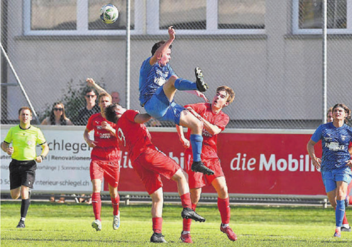 Jonas Villiger im Kampf gegen drei Schwyzer. Rechts beobachtet Nick Bühlmann seinen Kollegen. Foto: zVg