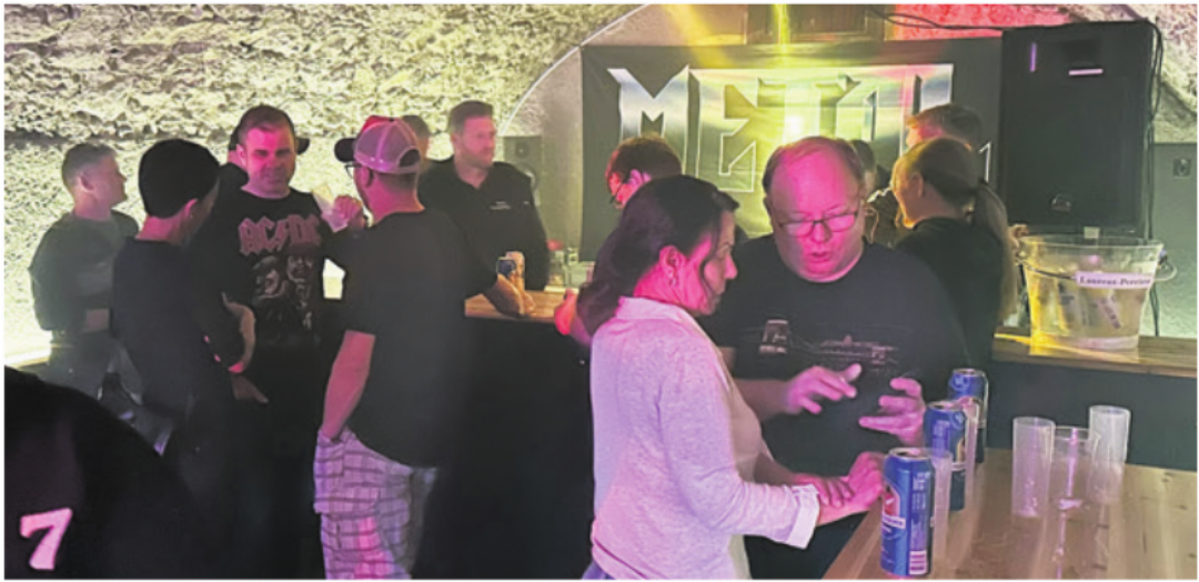 Mit einer Nebelmaschine wurde das Gewölbe des Bachtalkellers in Metal-Stimmung gebracht. Fotos: ci Mit einer Nebelmaschine wurde das Gewölbe des Bachtalkellers in Metal-Stimmung gebracht. Fotos: ci