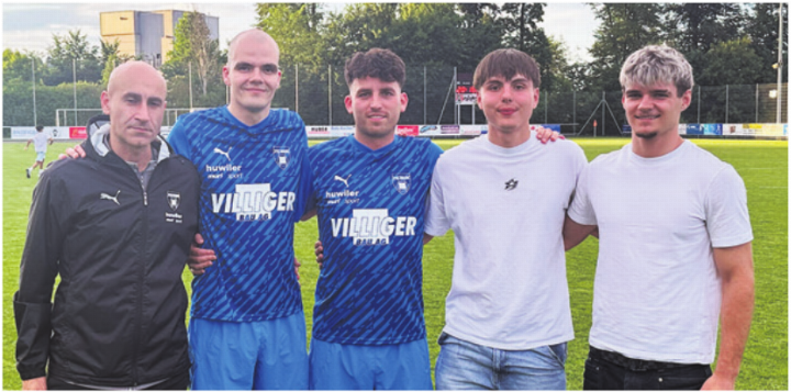 Diese Spieler wurden von der 1. Mannschaft verabschiedet: Haski Can, Trainer, Tim Oechslin, Gabriel Gumann, Lian Meyer, Louis Delaloye (von links). Foto: zVg Diese Spieler wurden von der 1. Mannschaft verabschiedet: Haski Can, Trainer, Tim Oechslin, Gabriel Gumann, Lian Meyer, Louis Delaloye (von links). Foto: zVg