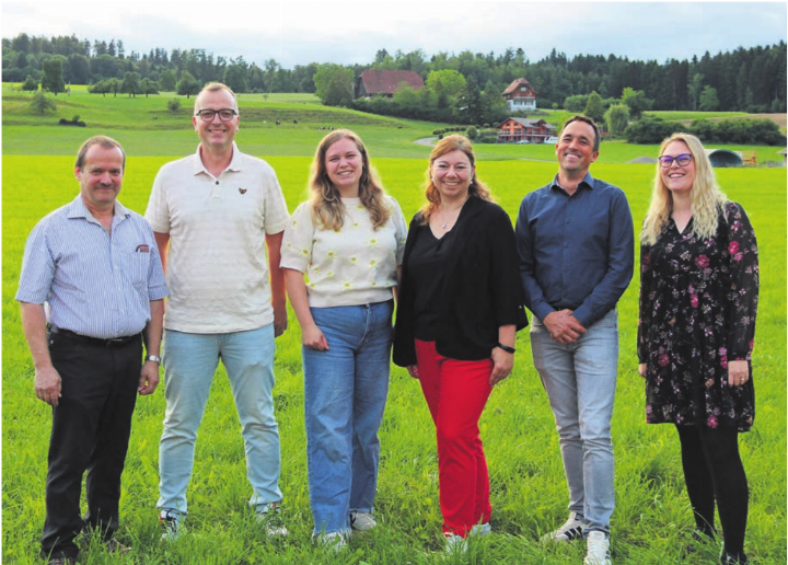 Der Gemeinderat von Abtwil: Gemeindeammann Stefan Balmer, Gemeinderäte Adrian Bachmann, Carmen Troy, und Michelle Pfenninger, Vizeammann Roland Bühler und Gemeindeschreiberin Anja Emmisberger. Foto: ci
