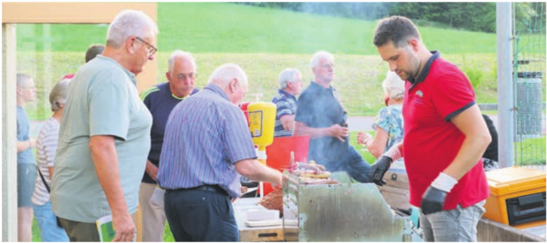 Etwas Glustiges vom Grill gehört inzwischen zum guten Ton nach der Gemeindeversammlung. Etwas Glustiges vom Grill gehört inzwischen zum guten Ton nach der Gemeindeversammlung.