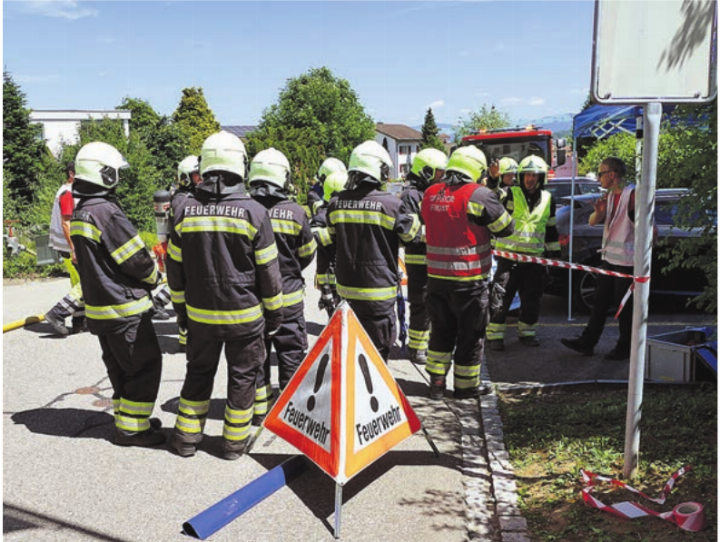 Feuerwehrangehörige trotz sommerlicher Temperaturen im Einsatz.