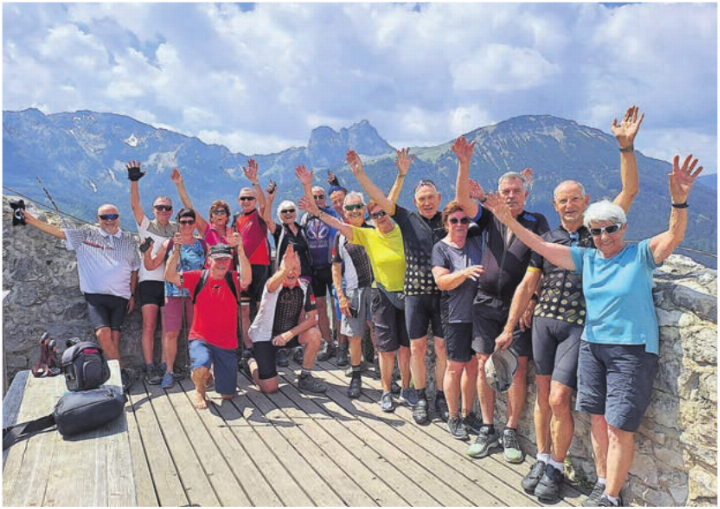 Die Mitglieder des Veloclub Sins auf der Burg Falkenstein. Foto: zVg