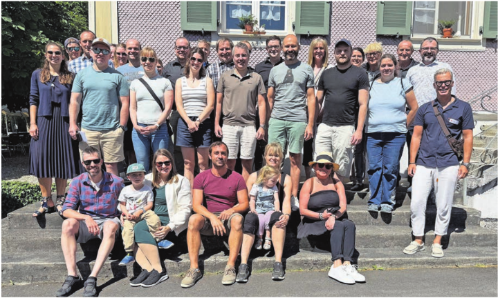 Die Neuzugezogenen mit dem Gemeinderat vor dem Restaurant Kaufmann in Alikon. Foto: rah/zVg Die Neuzugezogenen mit dem Gemeinderat vor dem Restaurant Kaufmann in Alikon. Foto: rah/zVg