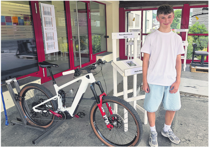 Malik zeigte stolz sein neu aufgebautes E-Bike. Fotos: mr