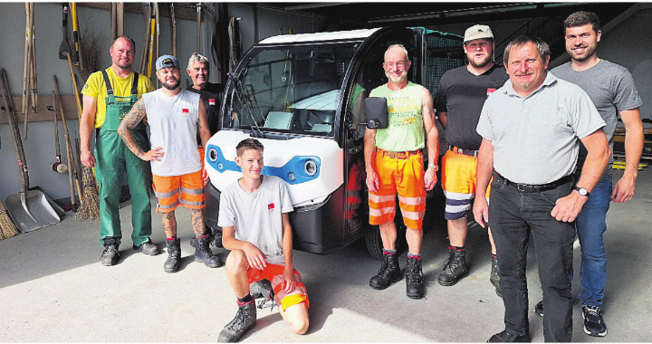 Dem Werkdienst Sins wurde das erste Elektrofahrzeug übergeben. Foto: zVg