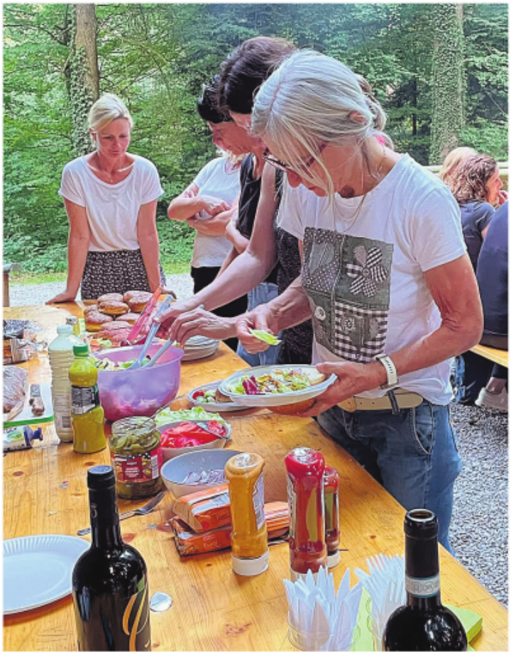 Am Buffet wurden die Hamburger zusammengestellt. Foto: zVg