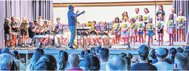 Die OBTI-Band, zusammen mit den Beginners, wurde vom Kinderchor der Musikschule Sins unterstützt. Foto: zVg