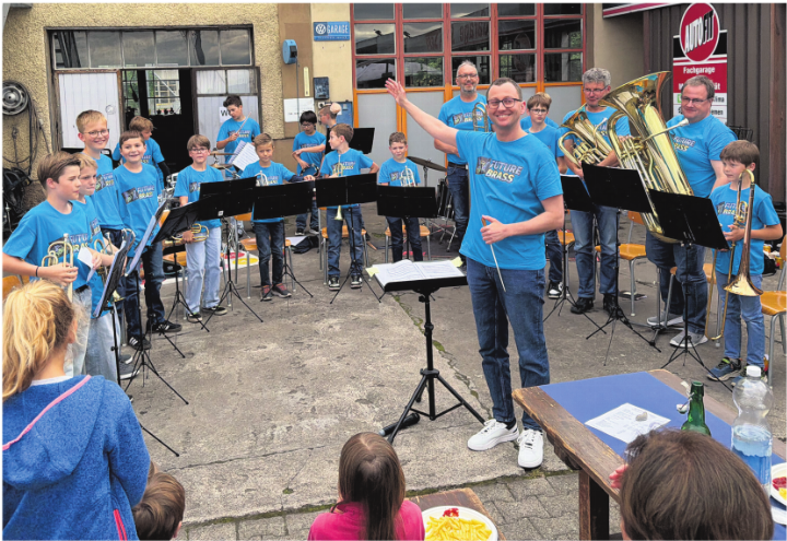 Die Nachwuchsband Future Brass eröffnete das Quartierständli mit viel Spielfreude und erntete dafür grossen Applaus.
