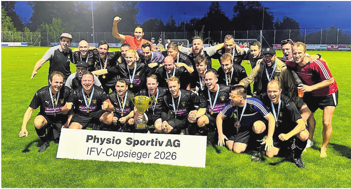 Die Senioren 30  des FC Sins/Dietwil feierten auf dem Letten in Sins ihren historischen IFV-Cup-Sieg. Foto: zVg