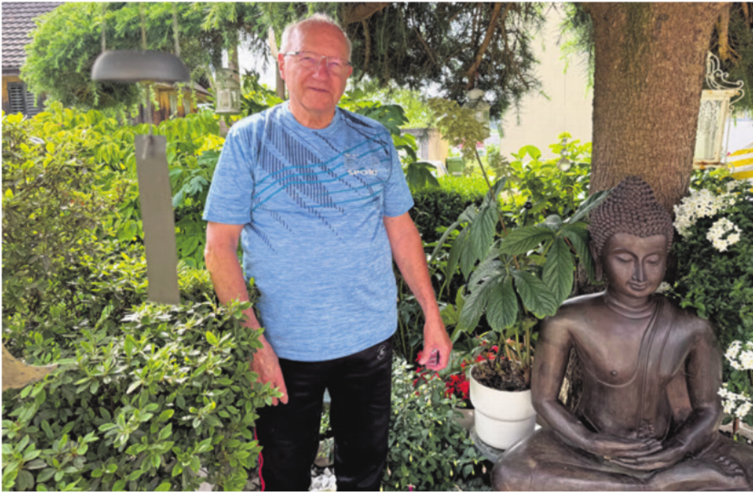 Hanspeter Staub neben einer Buddha-Statue, von welchen es etliche im Garten gibt. Hanspeter Staub neben einer Buddha-Statue, von welchen es etliche im Garten gibt.