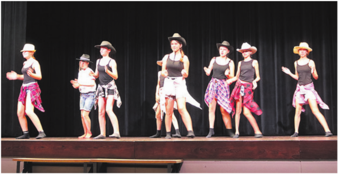Acht Mädchen der 6. Klasse führten einen Line-Dance auf. Acht Mädchen der 6. Klasse führten einen Line-Dance auf.