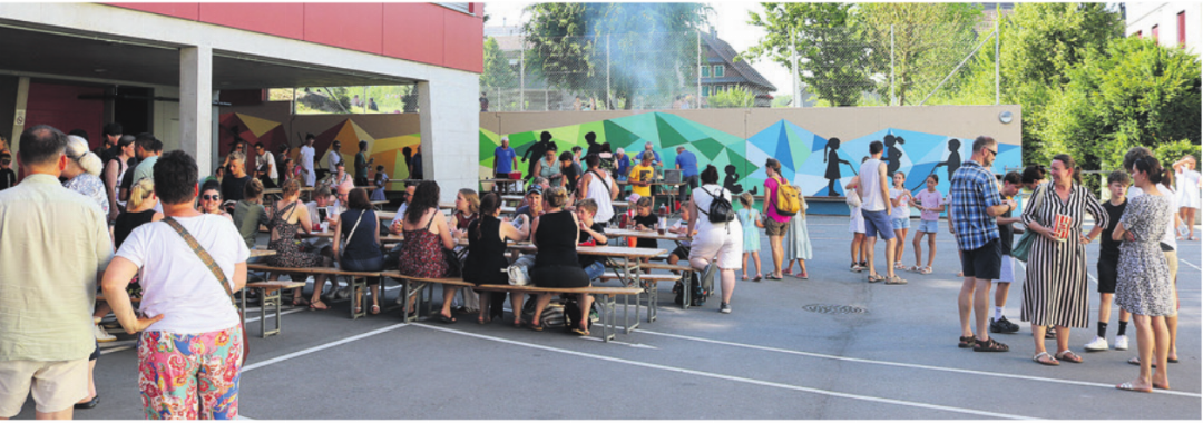 Man soll die Feste feiern, wie sie fallen. Im Hintergrund die neu bemalte Wand. Fotos: zVg Man soll die Feste feiern, wie sie fallen. Im Hintergrund die neu bemalte Wand. Fotos: zVg