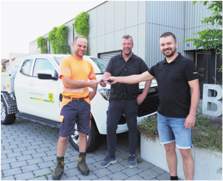 Am Donnerstag, 2. Juli wurde dem Leiter Werkdienst, Stephan Bucher, das neue Fahrzeug übergeben. Foto: zVg Am Donnerstag, 2. Juli wurde dem Leiter Werkdienst, Stephan Bucher, das neue Fahrzeug übergeben. Foto: zVg