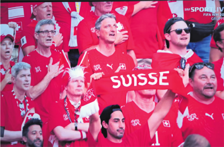 FC-Sins-Präsident Benno Burkart und Ueli Burkart singen im Stadion von Vancouver inbrünstig die Nationalhymne am Match Schweiz–Kanada. Foto: zVg