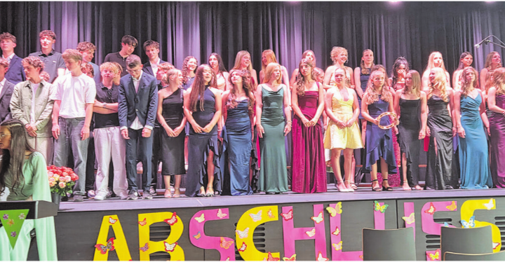Die Schülerinnen und Schüler beim Abschlusslied. Fotos: mr: Die Schülerinnen und Schüler beim Abschlusslied. Fotos: mr: