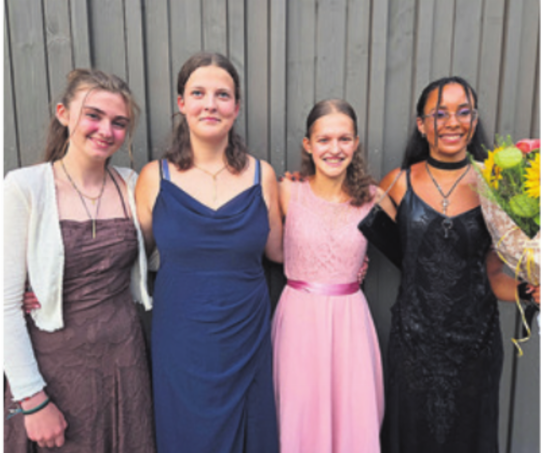 Dana, Amélie, Sarah und Emma feierten ihren Schulabschluss. Dana, Amélie, Sarah und Emma feierten ihren Schulabschluss.