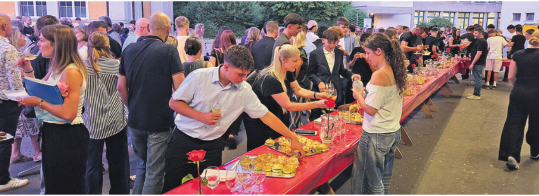 Nach den Schulschlussfeiern wurden die Gäste mit einem feinen Apéro verwöhnt. Nach den Schulschlussfeiern wurden die Gäste mit einem feinen Apéro verwöhnt.