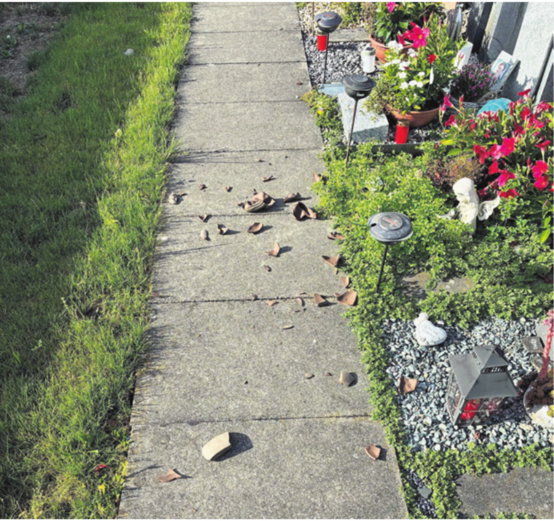 Tonfiguren auf dem Friedhof Oberrüti wurden mutmasslich beschädigt. Fotos: zVg Tonfiguren auf dem Friedhof Oberrüti wurden mutmasslich beschädigt. Fotos: zVg