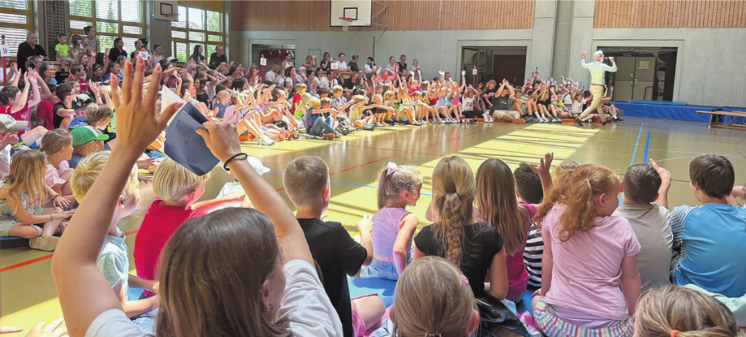«Die legendäre La-Ola-Welle darf nicht fehlen», meinte Pius Vogel, und schon machten alle Kinder mit. «Die legendäre La-Ola-Welle darf nicht fehlen», meinte Pius Vogel, und schon machten alle Kinder mit.
