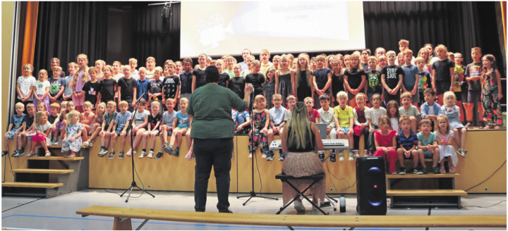 Rund 120 Schülerinnen und Schüler nahmen an der Schulschlussfeier teil. Fotos: ci Rund 120 Schülerinnen und Schüler nahmen an der Schulschlussfeier teil. Fotos: ci