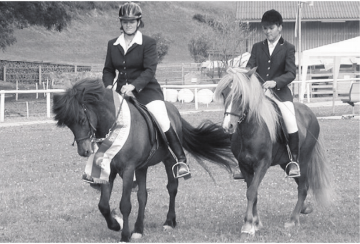Eveline Huwiler mit Starumur und Jasmin Ho mit Huni (von links). Foto: Anzeiger Archiv