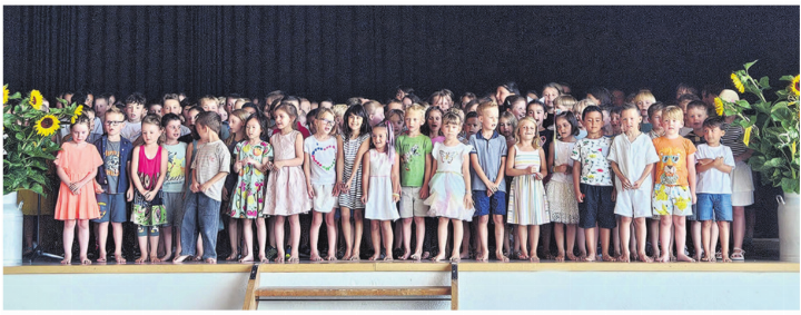 Alle 134 Kindergartenkinder und Schüler der Schule Mühlau auf der Bühne. Fotos: kb Alle 134 Kindergartenkinder und Schüler der Schule Mühlau auf der Bühne. Fotos: kb