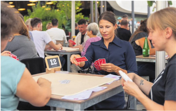 Beim grossen Jassturnier führt Jass-Expertin Sonia Kälin durch einen unterhaltsamen Abend voller Spannung und Geselligkeit. Foto: zVg