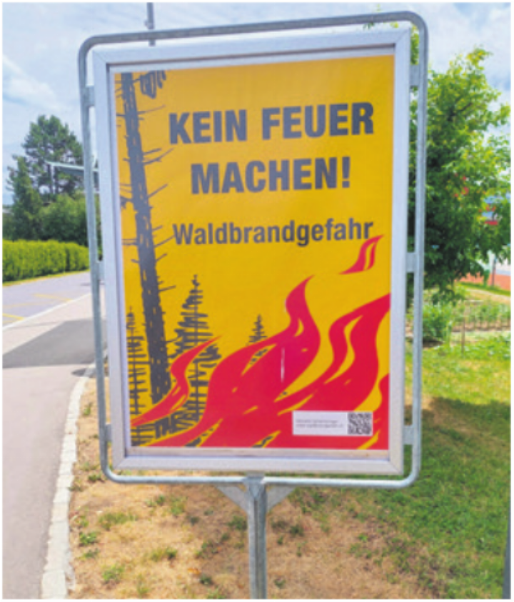 Warntafeln in den Dörfern machen auf das Feuerverbot aufmerksam. Foto: zVg