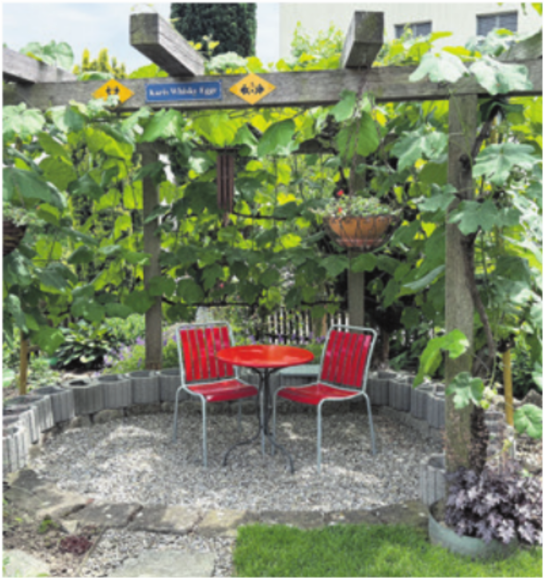 Das Apéroplätzchen unter der Pergola geniesst vor allem an heissen Tagen kühlen Schatten. Das Apéroplätzchen unter der Pergola geniesst vor allem an heissen Tagen kühlen Schatten.