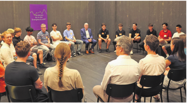 Landammann Stephan Attiger nahm an einem Workshop teil und tauschte sich mit den Jugendlichen über Energiethemen aus. Foto: zVg
