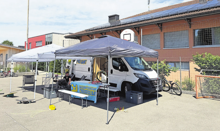 Die Jugendförderung Oberfreiamt präsentierte sich am Dorffest Dietwil mit dem Jugendmobil-Konzept. 
Foto: zVg