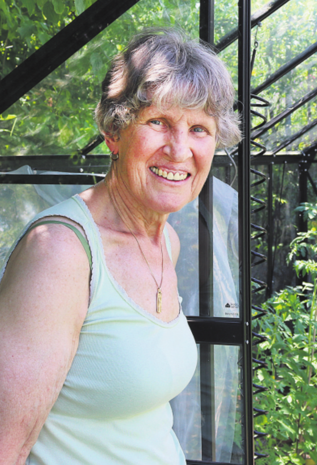 Klara Villiger vor ihrem Treibhaus aus Glas. Klara Villiger vor ihrem Treibhaus aus Glas.