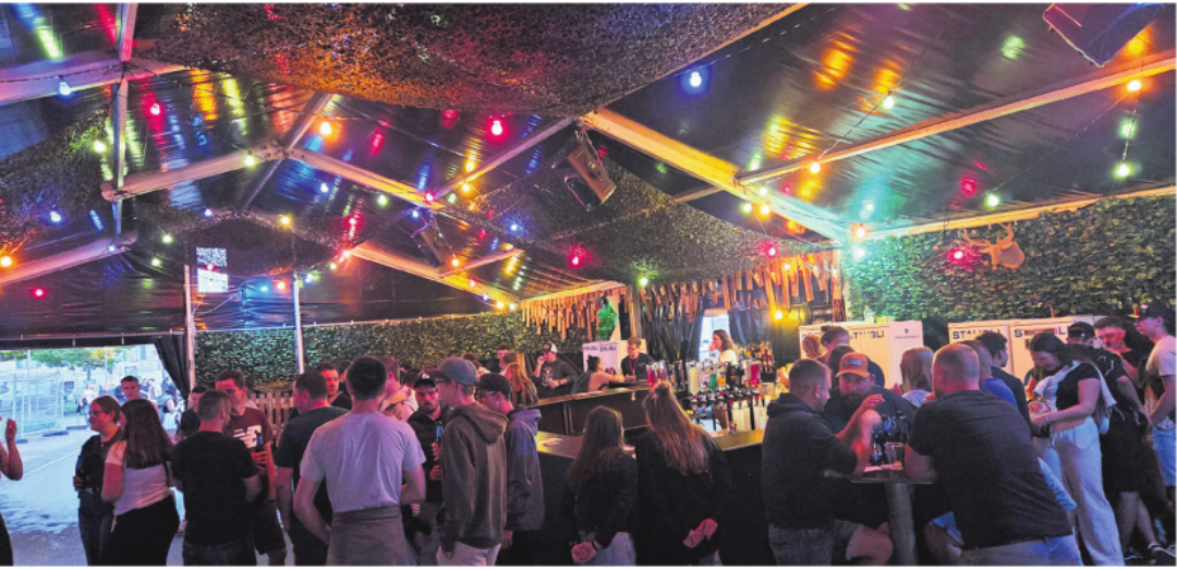 Festliches Ambiente in der Hirsche-Bar. Festliches Ambiente in der Hirsche-Bar.