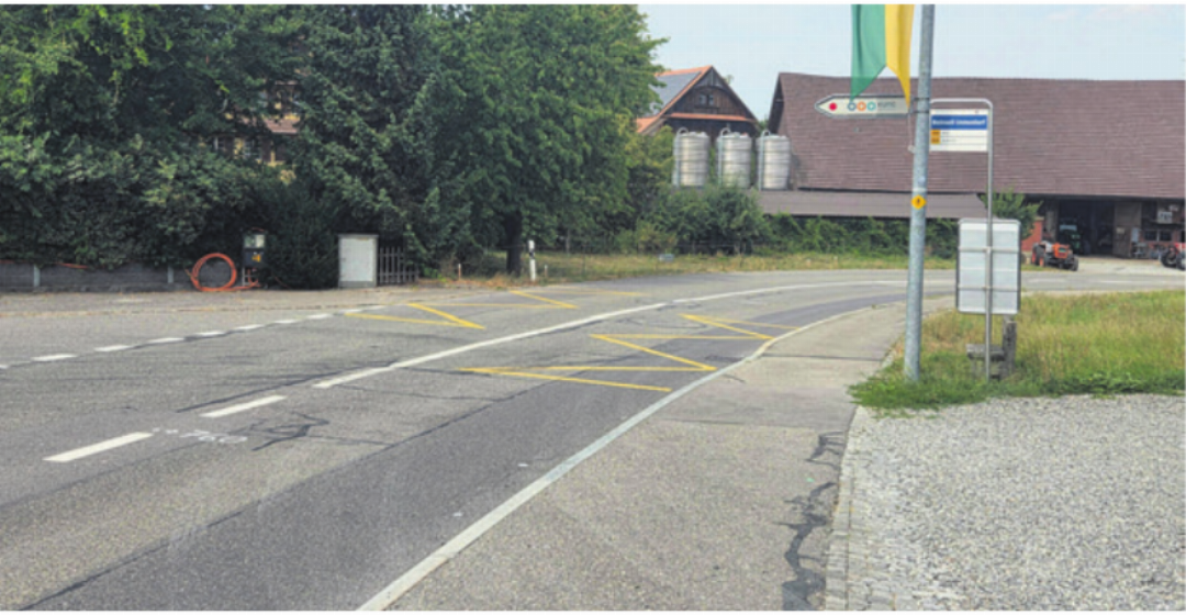 Aktuelle Situation der Bushaltestelle im Dorf. Aktuelle Situation der Bushaltestelle im Dorf.