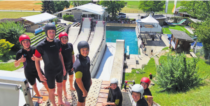 Beim Slip’n’Slide stürzten sich die Kids die Sprungschanze hinunter. Fotos: zVg Beim Slip’n’Slide stürzten sich die Kids die Sprungschanze hinunter. Fotos: zVg